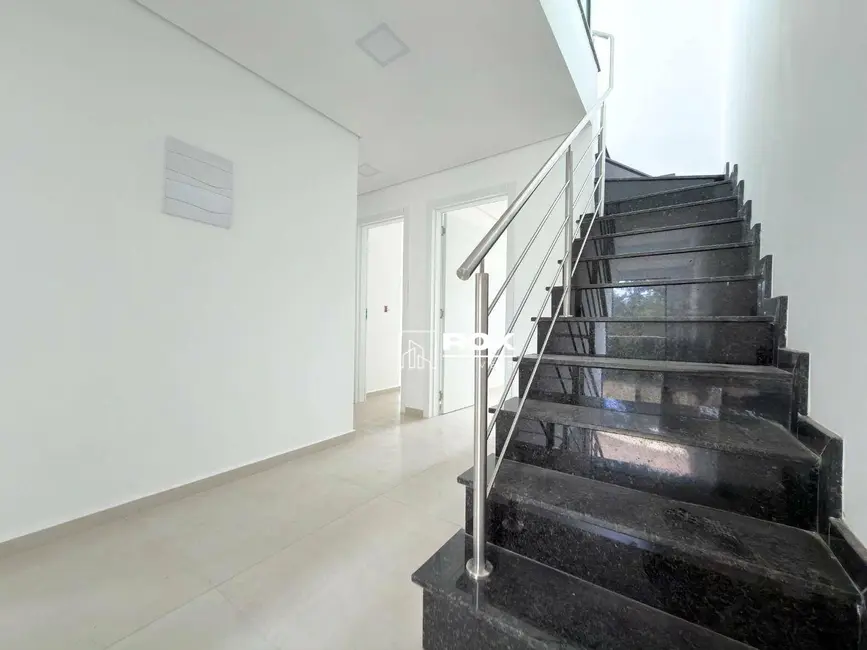 Sobrado com 3 quartos à venda, 230m2 em Santa Cândida, Curitiba - PR - imagem 9 Foto 9 de Sobrado com 3 quartos à venda, 230m2 em Santa Cândida, Curitiba - PR