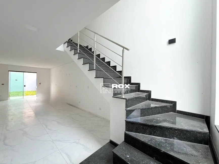 Sobrado com 3 quartos à venda, 230m2 em Santa Cândida, Curitiba - PR - imagem 6 Foto 6 de Sobrado com 3 quartos à venda, 230m2 em Santa Cândida, Curitiba - PR