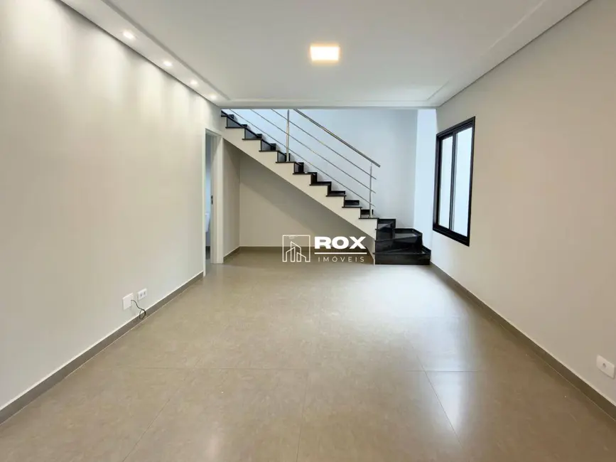 Foto 2 de Sobrado com 3 quartos para alugar, 140m2 em Butiatuvinha, Curitiba - PR