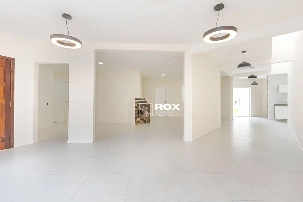 Casa de Condomínio com 3 quartos para alugar, 316m2 em Santo Inácio, Curitiba - PR - imagem 2 Foto 2 de Casa de Condomínio com 3 quartos para alugar, 316m2 em Santo Inácio, Curitiba - PR