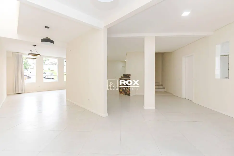 Casa de Condomínio com 3 quartos para alugar, 316m2 em Santo Inácio, Curitiba - PR - imagem 4 Foto 4 de Casa de Condomínio com 3 quartos para alugar, 316m2 em Santo Inácio, Curitiba - PR