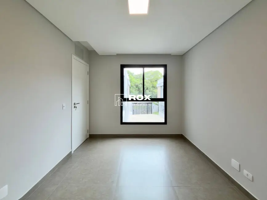 Sobrado com 3 quartos à venda, 140m2 em Butiatuvinha, Curitiba - PR - imagem 9 Foto 9 de Sobrado com 3 quartos à venda, 140m2 em Butiatuvinha, Curitiba - PR
