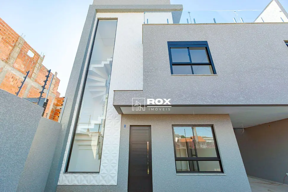 Sobrado com 3 quartos à venda, 142m2 em Uberaba, Curitiba - PR - imagem 2 Foto 2 de Sobrado com 3 quartos à venda, 142m2 em Uberaba, Curitiba - PR