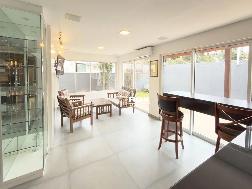 Casa de Condomínio com 3 quartos para alugar, 322m2 em São Braz, Curitiba - PR - imagem 8 Foto 8 de Casa de Condomínio com 3 quartos para alugar, 322m2 em São Braz, Curitiba - PR
