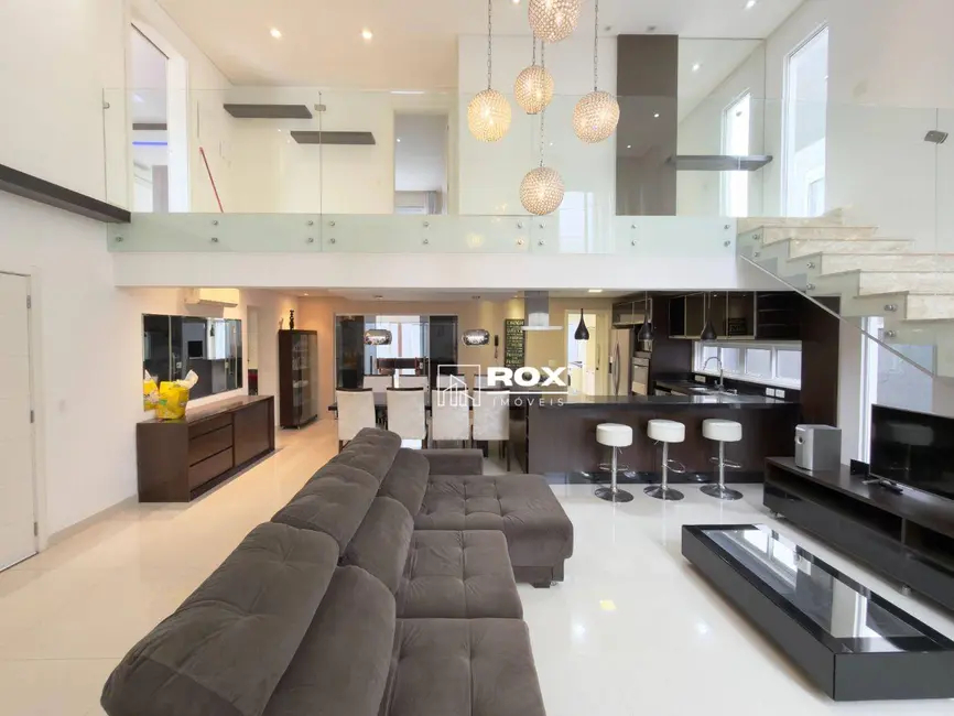 Casa de Condomínio com 3 quartos para alugar, 322m2 em São Braz, Curitiba - PR - imagem 2 Foto 2 de Casa de Condomínio com 3 quartos para alugar, 322m2 em São Braz, Curitiba - PR