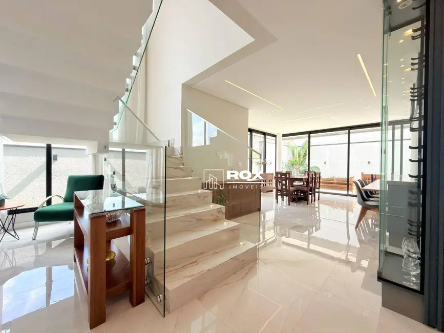 Casa de Condomínio com 4 quartos para alugar, 300m2 em Tingui, Curitiba - PR - imagem 6 Foto 6 de Casa de Condomínio com 4 quartos para alugar, 300m2 em Tingui, Curitiba - PR