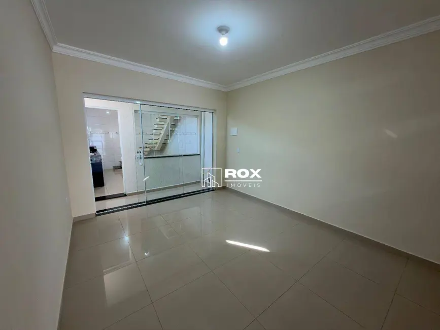 Foto 4 de Sobrado com 2 quartos para alugar, 100m2 em Xaxim, Curitiba - PR