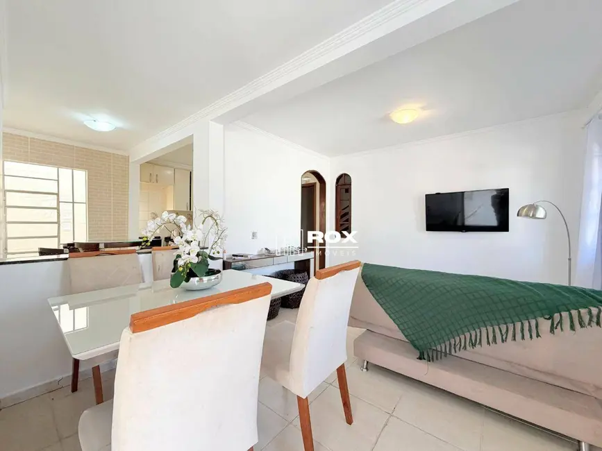 Sobrado com 3 quartos à venda, 230m2 em Novo Mundo, Curitiba - PR - imagem 5 Foto 5 de Sobrado com 3 quartos à venda, 230m2 em Novo Mundo, Curitiba - PR