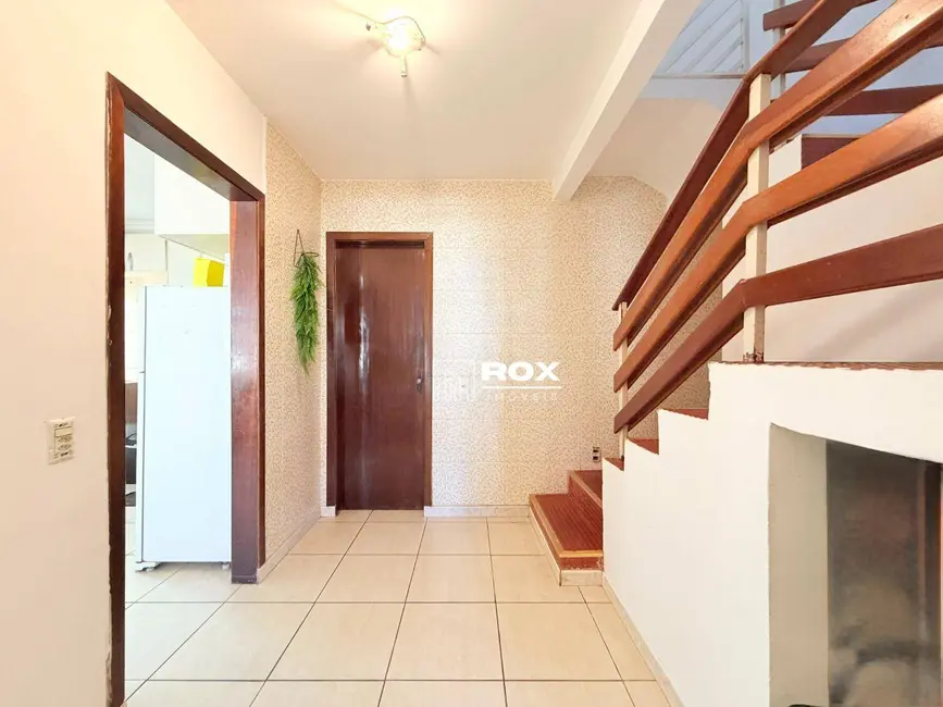 Sobrado com 3 quartos à venda, 230m2 em Novo Mundo, Curitiba - PR - imagem 9 Foto 9 de Sobrado com 3 quartos à venda, 230m2 em Novo Mundo, Curitiba - PR