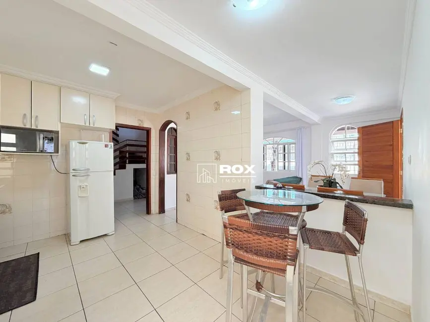 Sobrado com 3 quartos à venda, 230m2 em Novo Mundo, Curitiba - PR - imagem 7 Foto 7 de Sobrado com 3 quartos à venda, 230m2 em Novo Mundo, Curitiba - PR