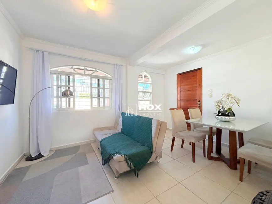 Sobrado com 3 quartos à venda, 230m2 em Novo Mundo, Curitiba - PR - imagem 3 Foto 3 de Sobrado com 3 quartos à venda, 230m2 em Novo Mundo, Curitiba - PR
