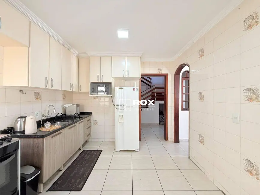 Sobrado com 3 quartos à venda, 230m2 em Novo Mundo, Curitiba - PR - imagem 8 Foto 8 de Sobrado com 3 quartos à venda, 230m2 em Novo Mundo, Curitiba - PR
