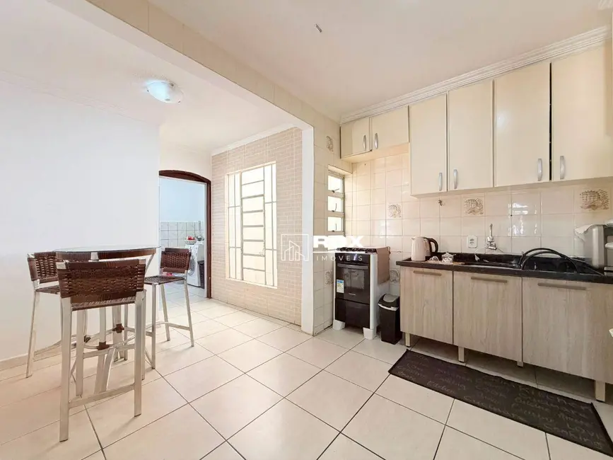 Sobrado com 3 quartos à venda, 230m2 em Novo Mundo, Curitiba - PR - imagem 6 Foto 6 de Sobrado com 3 quartos à venda, 230m2 em Novo Mundo, Curitiba - PR