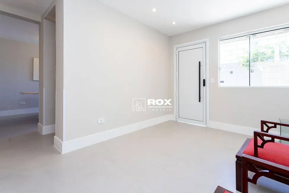 Sobrado com 4 quartos à venda, 145m2 em Tarumã, Curitiba - PR - imagem 3 Foto 3 de Sobrado com 4 quartos à venda, 145m2 em Tarumã, Curitiba - PR