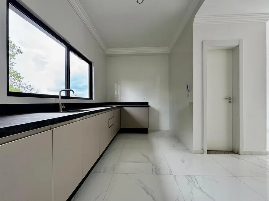 Sobrado com 3 quartos para alugar, 154m2 em Vista Alegre, Curitiba - PR - imagem 3 Foto 3 de Sobrado com 3 quartos para alugar, 154m2 em Vista Alegre, Curitiba - PR