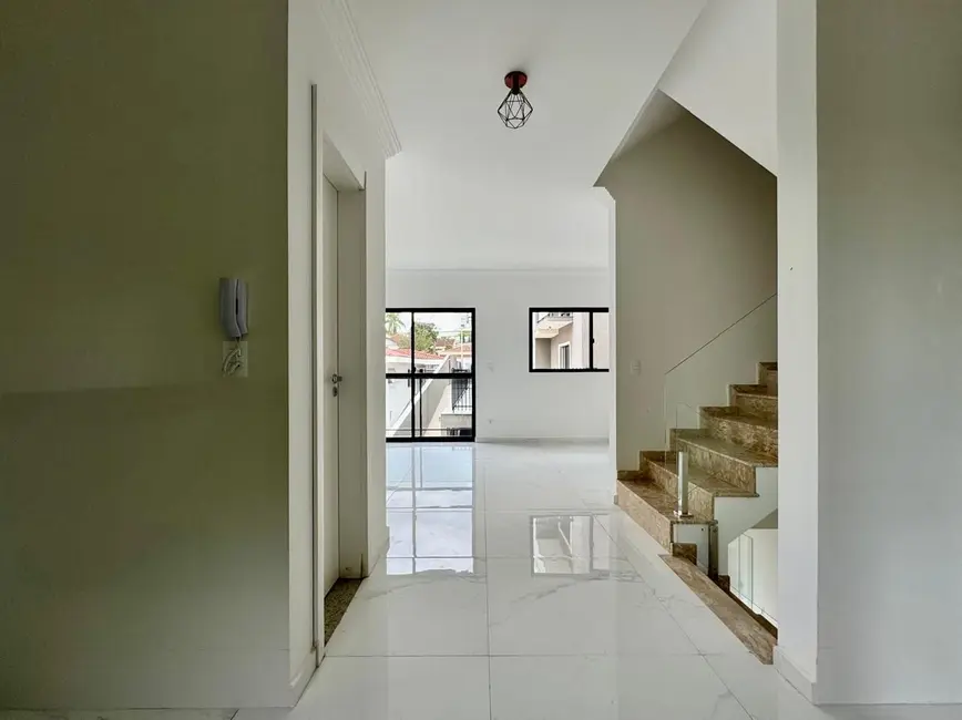 Sobrado com 3 quartos para alugar, 154m2 em Vista Alegre, Curitiba - PR - imagem 8 Foto 8 de Sobrado com 3 quartos para alugar, 154m2 em Vista Alegre, Curitiba - PR