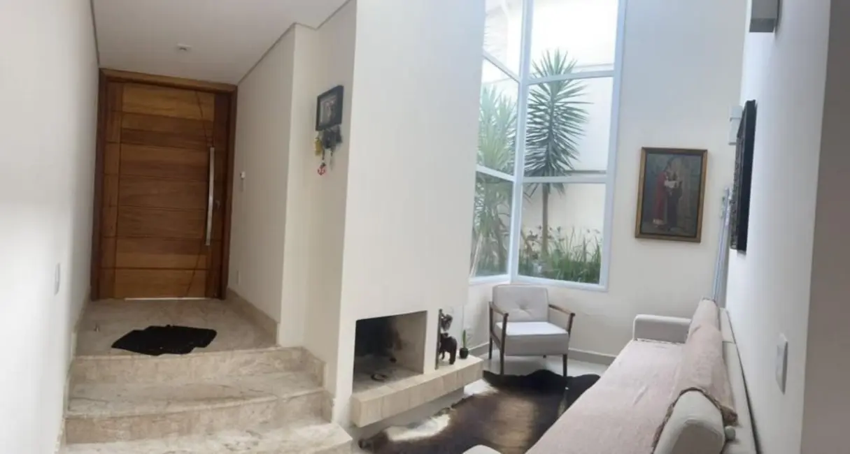 Sobrado com 3 quartos à venda, 243m2 em Roncáglia, Valinhos - SP - imagem 3 Foto 3 de Sobrado com 3 quartos à venda, 243m2 em Roncáglia, Valinhos - SP