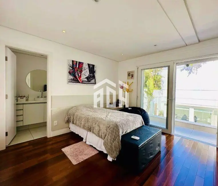 Casa com 4 quartos à venda e para alugar, 683m2 em Barueri - SP - imagem 9 Foto 9 de Casa com 4 quartos à venda e para alugar, 683m2 em Barueri - SP