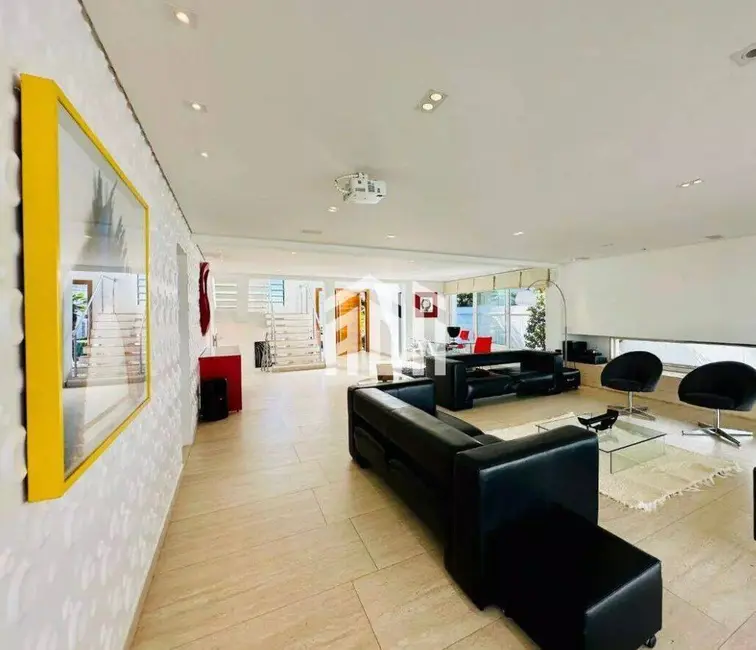 Casa com 4 quartos à venda e para alugar, 683m2 em Barueri - SP - imagem 4 Foto 4 de Casa com 4 quartos à venda e para alugar, 683m2 em Barueri - SP