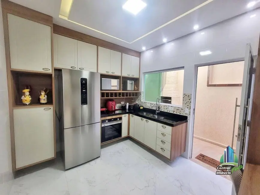 Foto 2 de Sobrado com 2 quartos à venda, 200m2 em Praia Grande - SP