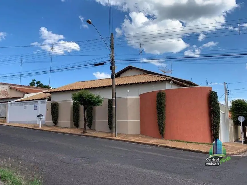 Casa com 3 quartos à venda, 242m2 em Fernandopolis - SP - imagem 1 Foto 1 de Casa com 3 quartos à venda, 242m2 em Fernandopolis - SP