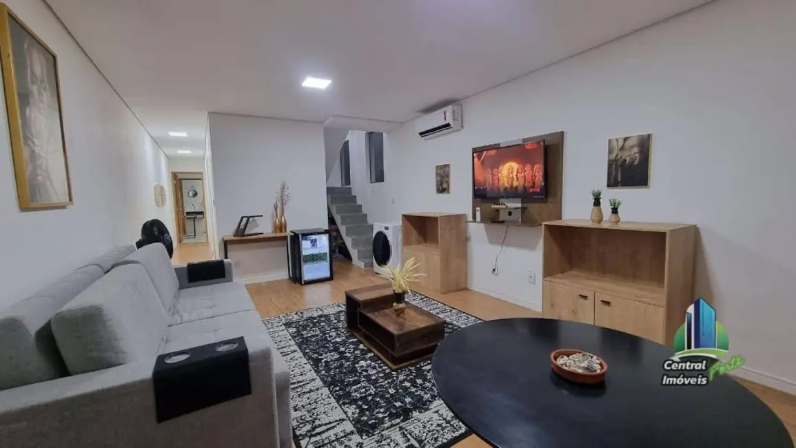 Sobrado com 3 quartos à venda, 250m2 em Centro, Peruibe - SP - imagem 7 Foto 7 de Sobrado com 3 quartos à venda, 250m2 em Centro, Peruibe - SP