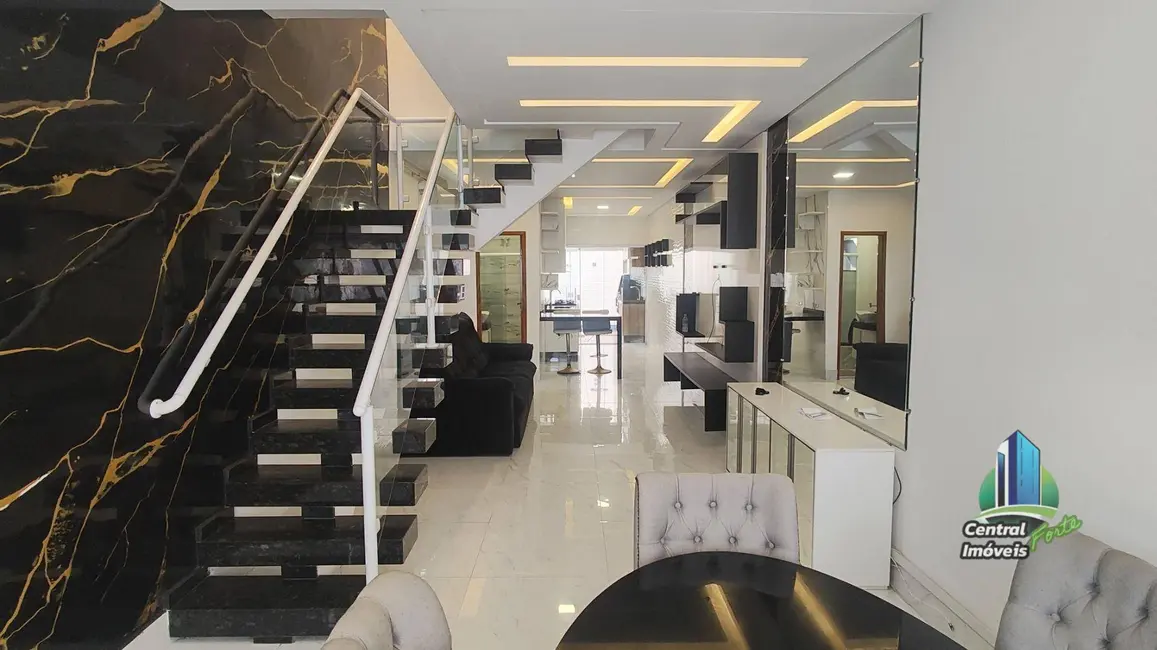 Foto 1 de Sobrado com 3 quartos à venda, 125m2 em Ocian, Praia Grande - SP