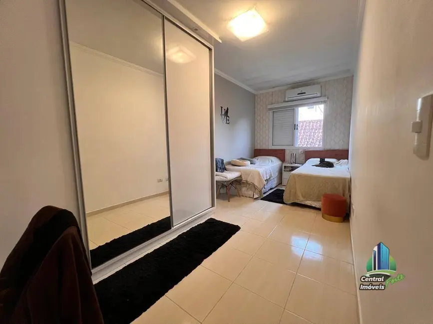 Sobrado com 3 quartos à venda, 300m2 em Praia Grande - SP - imagem 8 Foto 8 de Sobrado com 3 quartos à venda, 300m2 em Praia Grande - SP