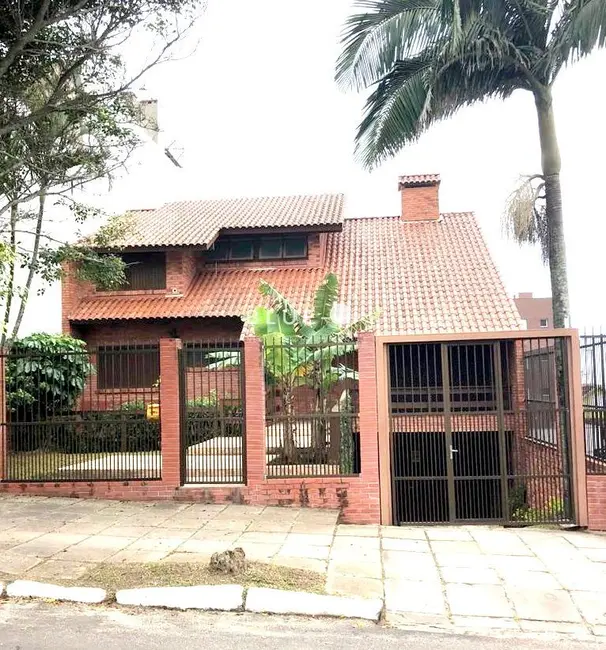 Foto 1 de Casa com 7 quartos à venda, 400m2 em Torres - RS