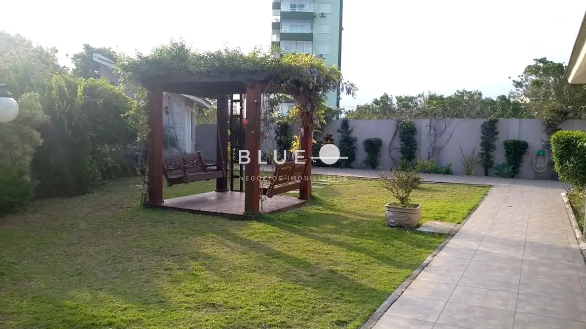 Casa com 3 quartos à venda, 243m2 em Centro, Torres - RS - imagem 3 Foto 3 de Casa com 3 quartos à venda, 243m2 em Centro, Torres - RS