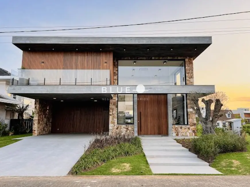 Casa de Condomínio com 5 quartos à venda, 477m2 em Torres - RS - imagem 1 Foto 1 de Casa de Condomínio com 5 quartos à venda, 477m2 em Torres - RS