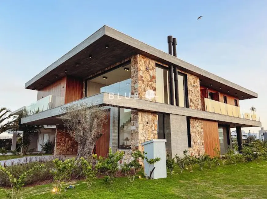 Casa de Condomínio com 5 quartos à venda, 477m2 em Torres - RS - imagem 2 Foto 2 de Casa de Condomínio com 5 quartos à venda, 477m2 em Torres - RS