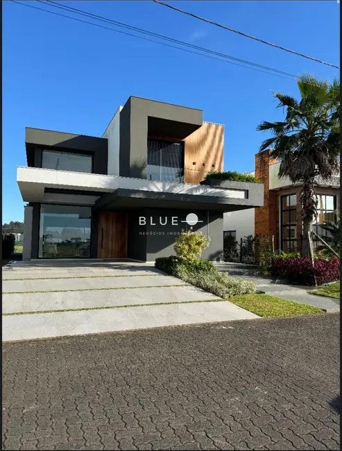 Foto 1 de Casa de Condomínio com 4 quartos à venda, 350m2 em Torres - RS