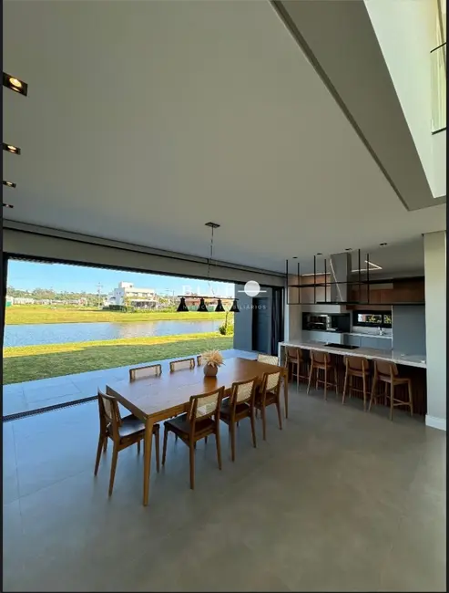 Foto 2 de Casa de Condomínio com 4 quartos à venda, 350m2 em Torres - RS