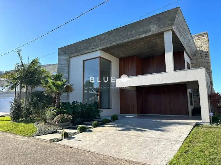 Foto 1 de Casa de Condomínio com 4 quartos à venda, 360m2 em Torres - RS
