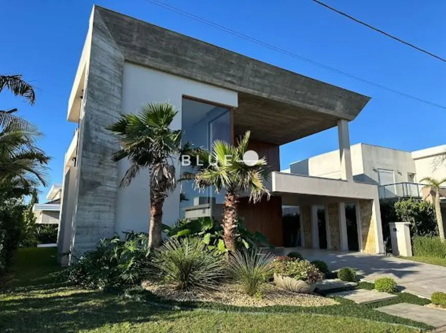 Foto 2 de Casa de Condomínio com 4 quartos à venda, 360m2 em Torres - RS