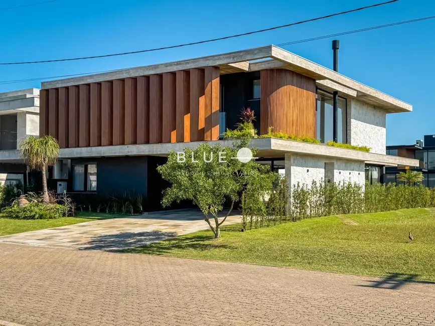Casa de Condomínio com 5 quartos à venda, 377m2 em Torres - RS - imagem 1 Foto 1 de Casa de Condomínio com 5 quartos à venda, 377m2 em Torres - RS