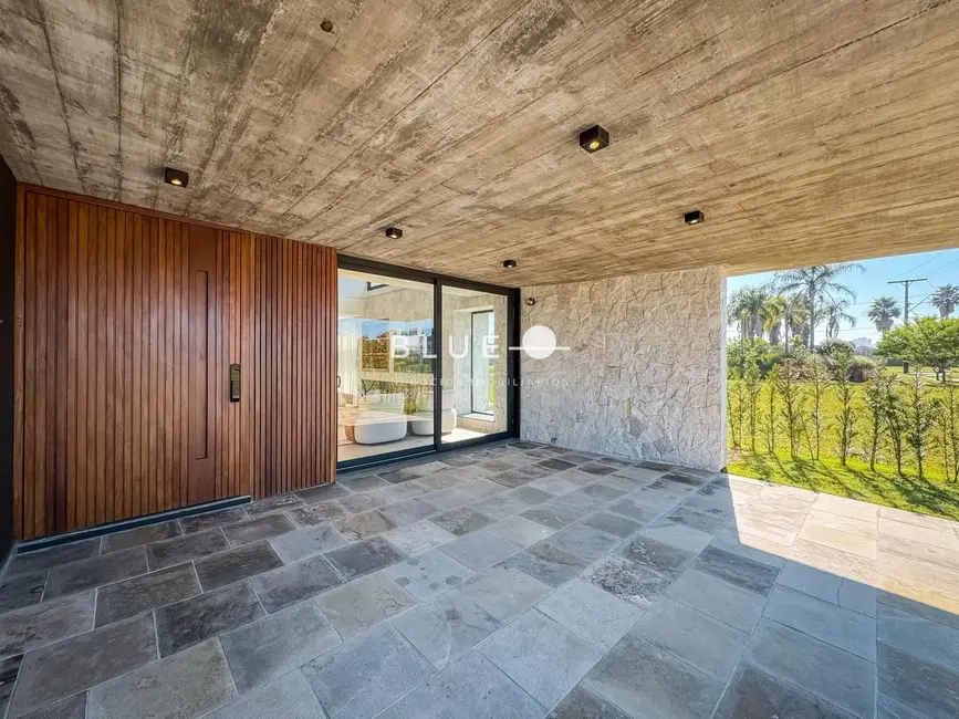 Casa de Condomínio com 5 quartos à venda, 377m2 em Torres - RS - imagem 3 Foto 3 de Casa de Condomínio com 5 quartos à venda, 377m2 em Torres - RS