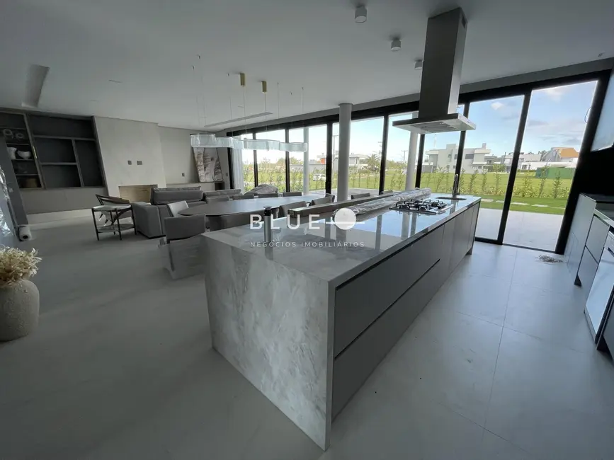 Casa de Condomínio com 4 quartos à venda, 387m2 em Torres - RS - imagem 3 Foto 3 de Casa de Condomínio com 4 quartos à venda, 387m2 em Torres - RS