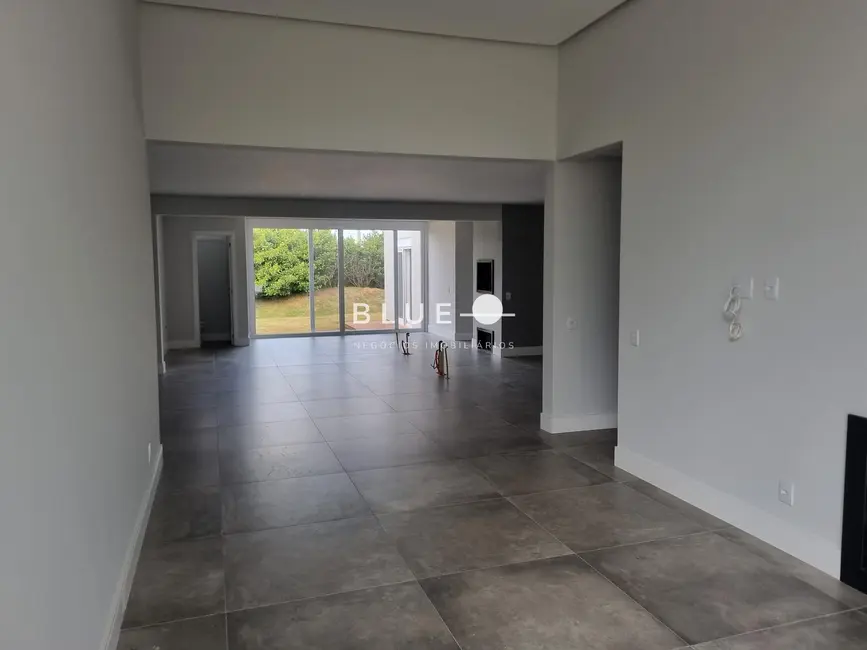 Casa de Condomínio com 3 quartos à venda, 225m2 em Torres - RS - imagem 4 Foto 4 de Casa de Condomínio com 3 quartos à venda, 225m2 em Torres - RS