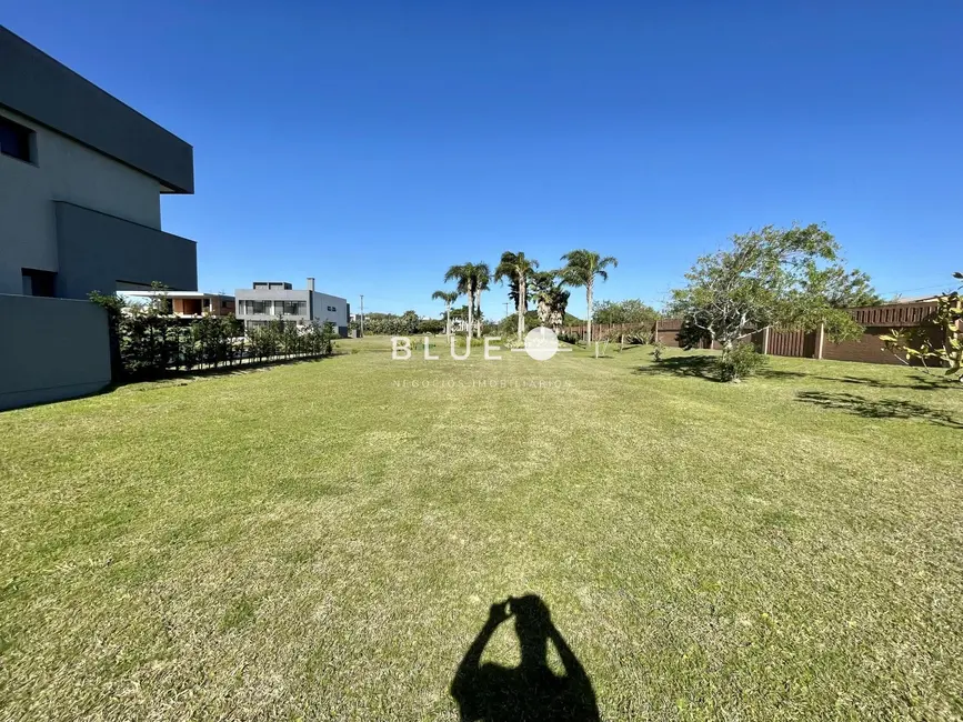 Foto 2 de Terreno / Lote à venda, 426m2 em Torres - RS
