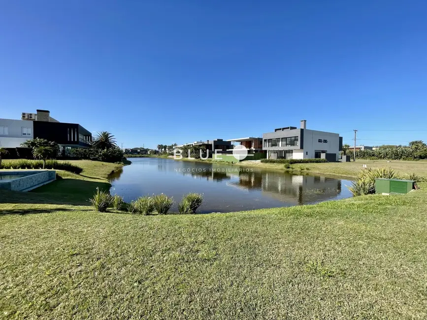 Foto 1 de Terreno / Lote à venda, 426m2 em Torres - RS
