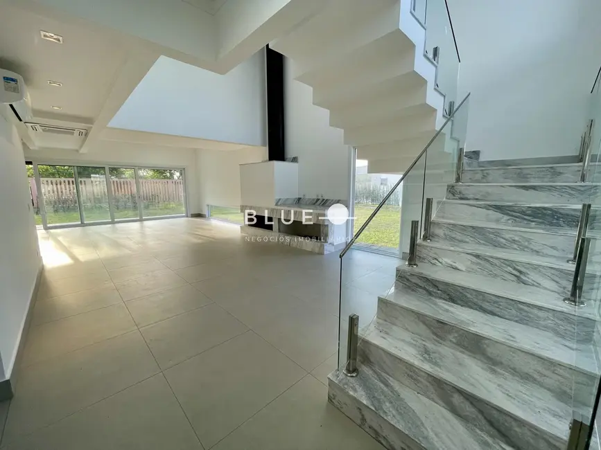 Foto 2 de Casa de Condomínio com 5 quartos à venda, 295m2 em Torres - RS