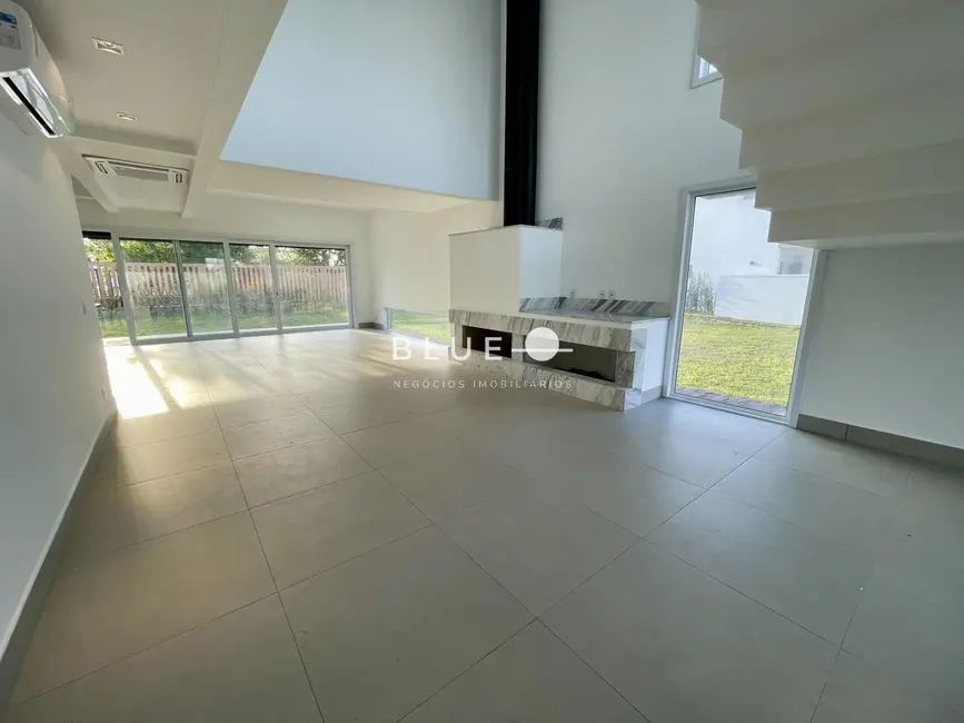 Casa de Condomínio com 5 quartos à venda, 295m2 em Torres - RS - imagem 3 Foto 3 de Casa de Condomínio com 5 quartos à venda, 295m2 em Torres - RS