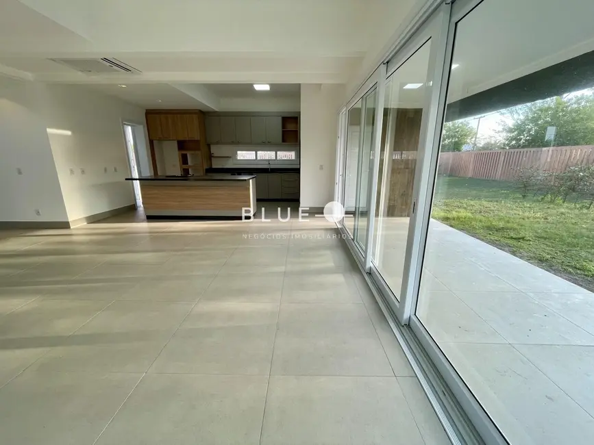 Casa de Condomínio com 5 quartos à venda, 295m2 em Torres - RS - imagem 8 Foto 8 de Casa de Condomínio com 5 quartos à venda, 295m2 em Torres - RS