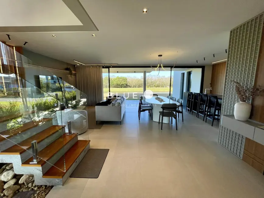 Casa de Condomínio com 4 quartos à venda, 368m2 em Torres - RS - imagem 3 Foto 3 de Casa de Condomínio com 4 quartos à venda, 368m2 em Torres - RS