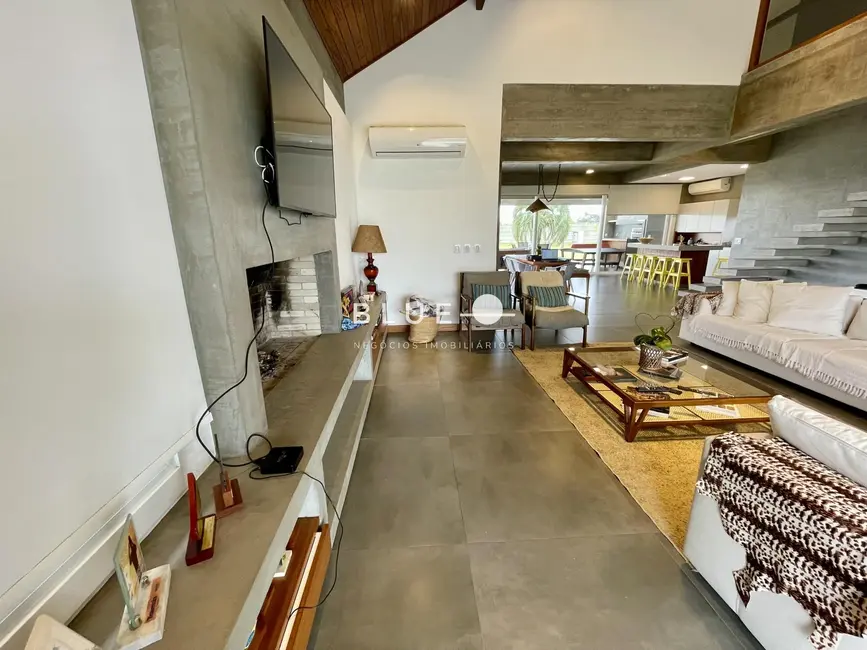 Casa de Condomínio com 4 quartos à venda, 280m2 em Torres - RS - imagem 5 Foto 5 de Casa de Condomínio com 4 quartos à venda, 280m2 em Torres - RS