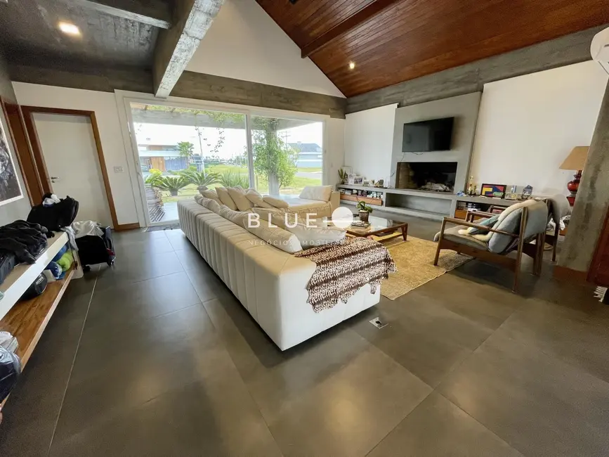 Casa de Condomínio com 4 quartos à venda, 280m2 em Torres - RS - imagem 3 Foto 3 de Casa de Condomínio com 4 quartos à venda, 280m2 em Torres - RS