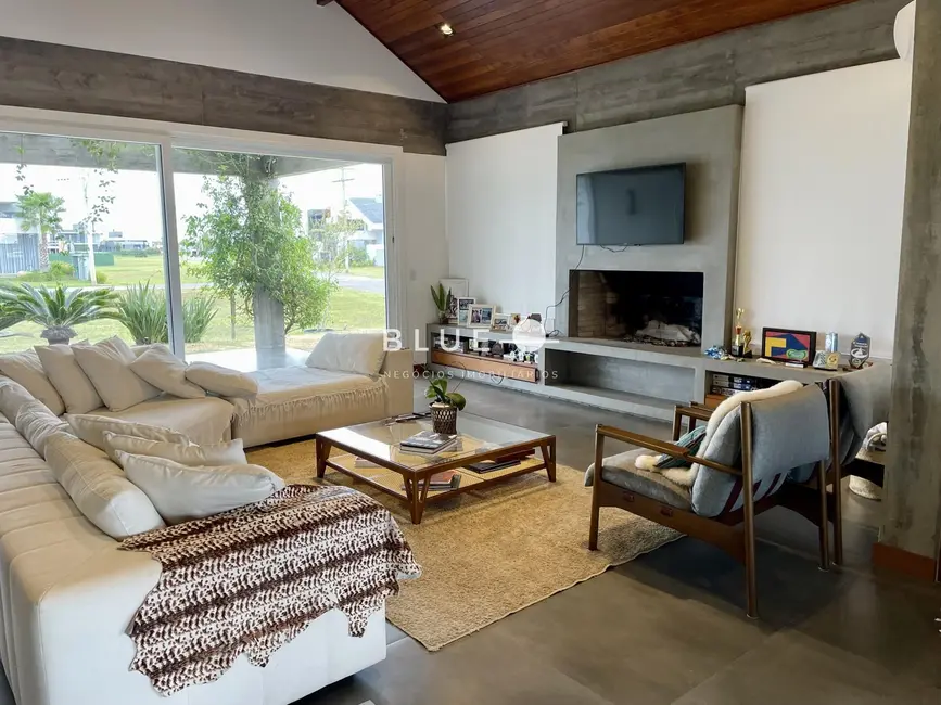 Casa de Condomínio com 4 quartos à venda, 280m2 em Torres - RS - imagem 1 Foto 1 de Casa de Condomínio com 4 quartos à venda, 280m2 em Torres - RS