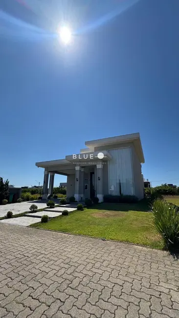 Foto 1 de Casa de Condomínio com 3 quartos à venda, 227m2 em Torres - RS